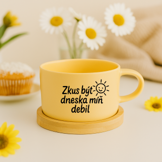 Hrneček makronka s přírodním dřevěným podšálkem - Zkus být dneska míň