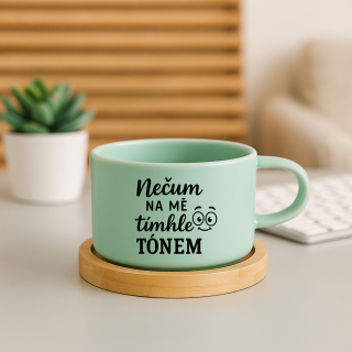 Hrneček makronka s přírodním dřevěným podšálkem - Nečum na mě...